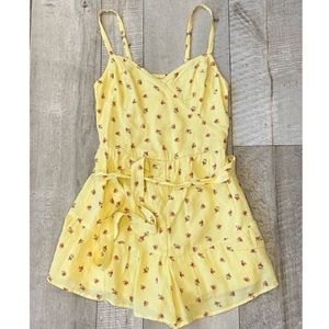 𝅺NWT Hollister Floral Yellow Romper